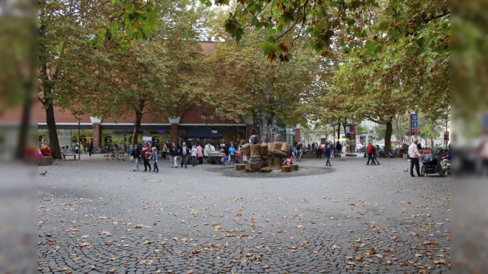 Unter anderem auf dem Rotkreuzplatz sollten Streetworker unterwegs sein, meint der Bezirksausschuss. (Foto: sb)