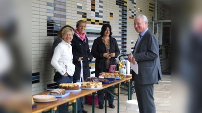 Leckere Kuchen und Kaffee gab&#39;s für die Wartenden vom Elternbeirat. (Foto: ar)