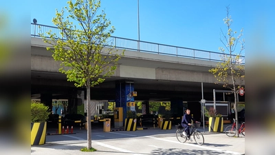 Auf der Nordseite der Gleise unter der Donnersberger Brücke gibt es eine Parkgarage, durch die sich aktuell Radfahrer und Fußgänger schlängeln. Die FDP im Bezirksausschuss Neuhausen-Nymphenburg regt nun an, den Parkraum hier zu optimieren. (Foto: Beatrix Köber)