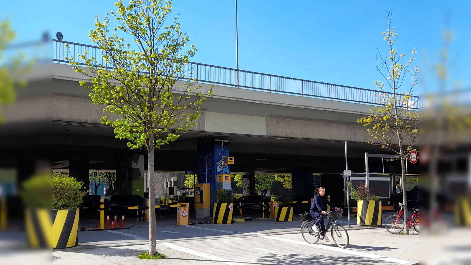 Auf der Nordseite der Gleise unter der Donnersberger Brücke gibt es eine Parkgarage, durch die sich aktuell Radfahrer und Fußgänger schlängeln. Die FDP im Bezirksausschuss Neuhausen-Nymphenburg regt nun an, den Parkraum hier zu optimieren. (Foto: Beatrix Köber)