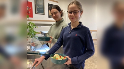 Die beiden Schülersprecherinnen des Gymnasiums Tutzing mit den Rebowls. (Foto: Gymnasium Tutzing)