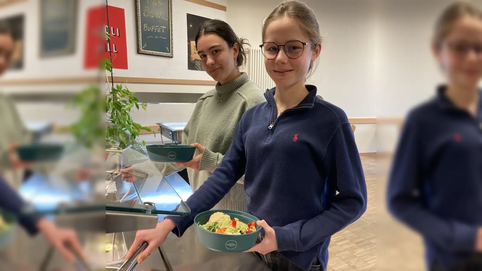 Die beiden Schülersprecherinnen des Gymnasiums Tutzing mit den Rebowls. (Foto: Gymnasium Tutzing)