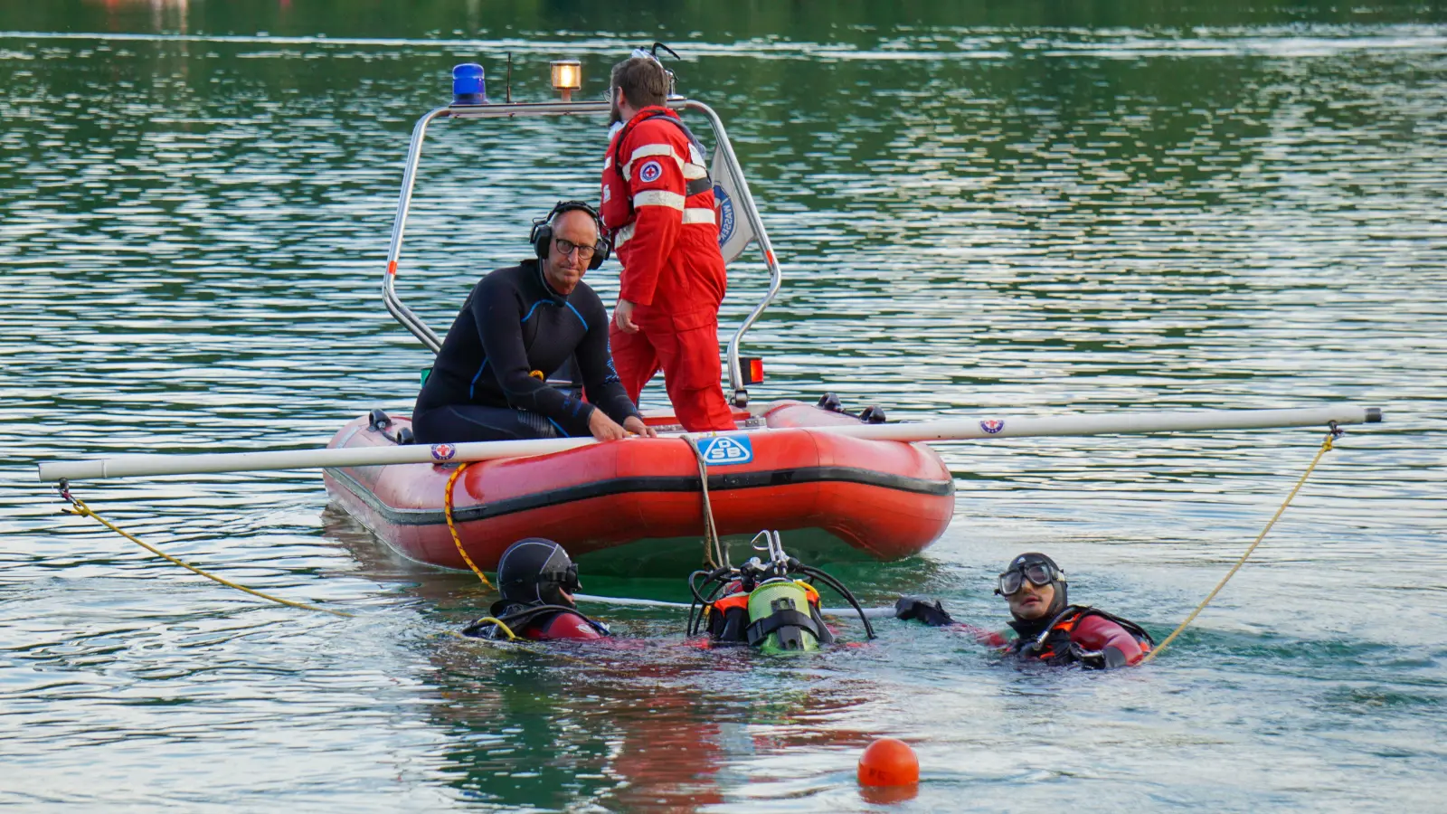 Die Wasserwacht des Münchner Roten Kreuzes hat eine vorläufige Jahresbilanz gezogen. Demnach waren die 750 ehrenamtlichen Helfer 36.707 Stunden im Einsatz. (Foto: Kreiswasserwacht München)