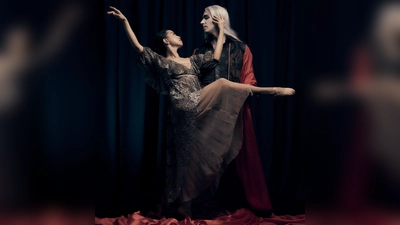 Die tänzerische Umsetzung von Dracula und seiner Mina. Das Ballett ist in der Stadthalle Germering zu erleben. (Foto: Tanzforum München)