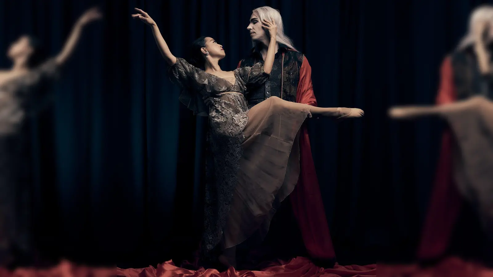 Die tänzerische Umsetzung von Dracula und seiner Mina. Das Ballett ist in der Stadthalle Germering zu erleben. (Foto: Tanzforum München)