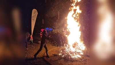 Der Weihnachtskehraus bietet ein Erlebnis mit atemberaubendem Feuerspiel. (Foto: Bündnis Zukunft Neuried e.V.)