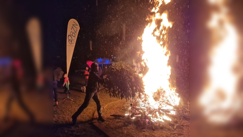 Der Weihnachtskehraus bietet ein Erlebnis mit atemberaubendem Feuerspiel. (Foto: Bündnis Zukunft Neuried e.V.)