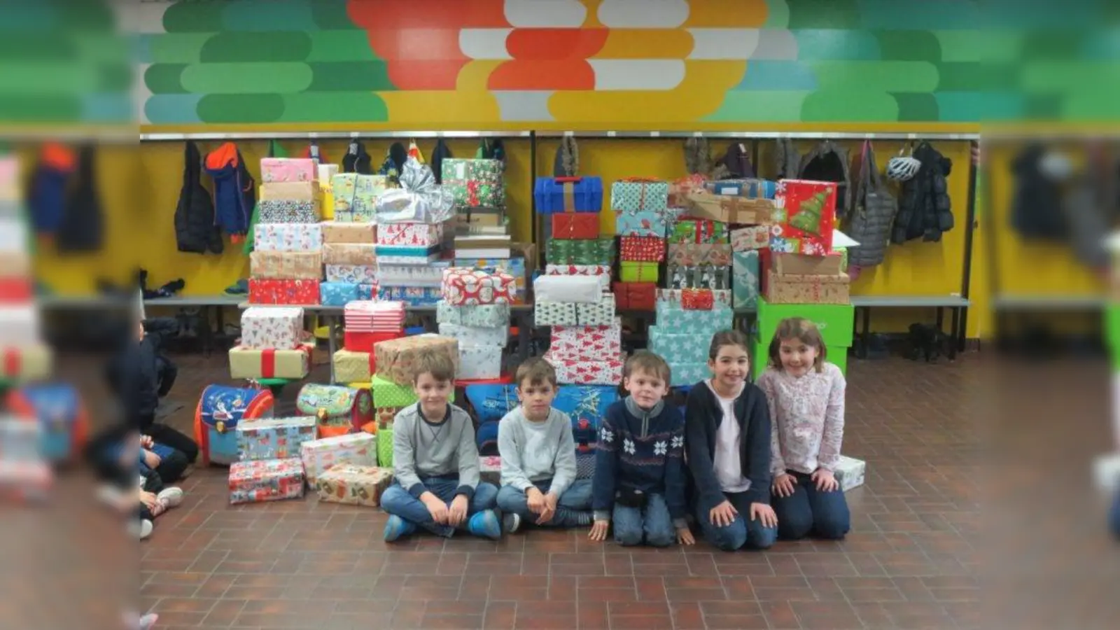 Die Gilmschüler überraschten andere Kinder mit Geschenken. (Foto: Schule)