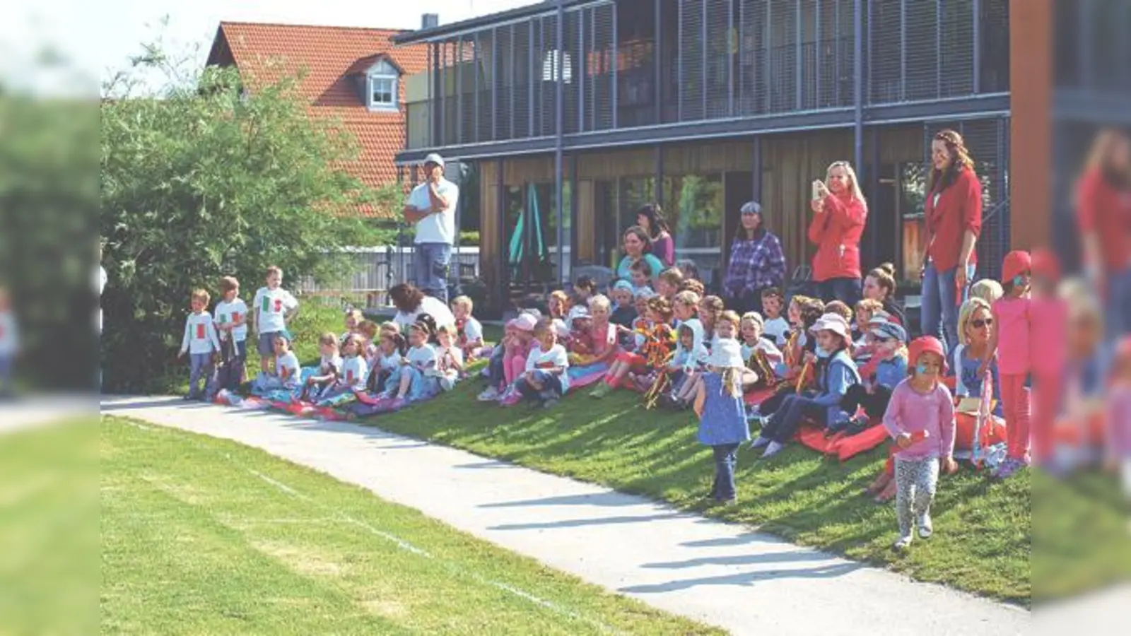 »Deutschland« und »Italien« eröffneten die Fußball-WM im Kindergarten  Mintraching, die Fankurve (unten) feuerte kräftig an.	 (Foto: Julia Mokry)