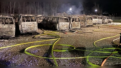 23 Autos der Diensthundestaffel brannten vollständig aus. (Foto: Berufsfeuerwehr München)