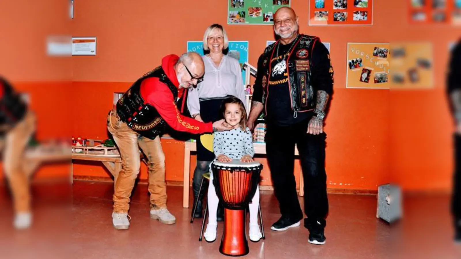 Biker im KIndergarten - links: Wolfgang Lang, Mitte: Kiga-Leitung Anita Scharl, rechts: Ferdinand Najmann und vorne die fleißige Trommlerin Amelia.  (Foto: Paolo Degli Eposti)