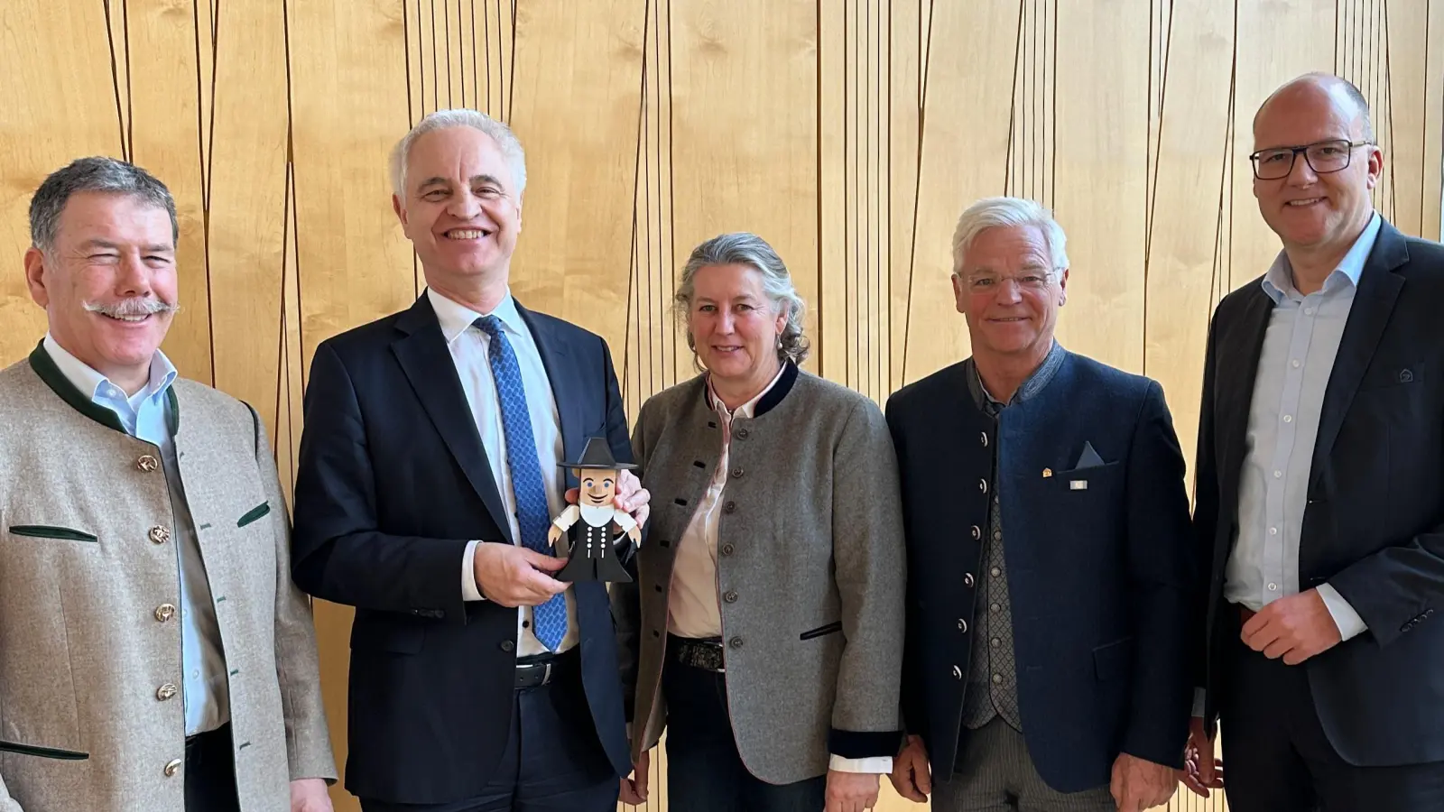 Der Regierungspräsident der Regierung Oberbayern Dr. Konrad Schober (2.v.l.) erhielt vom Verband einen Timmy. Daneben (v.l.): Anton Bammer (Bezirksvorsitzender Oberbayern), Brigitte Bscheider (Repräsentantin der Unternehmerfrauen Oberbayern), Peter Aicher (Präsident LIV), Kai Gajewski (Hauptgeschäftsführer LIV). (Foto: Moritz Rosen, LIV)