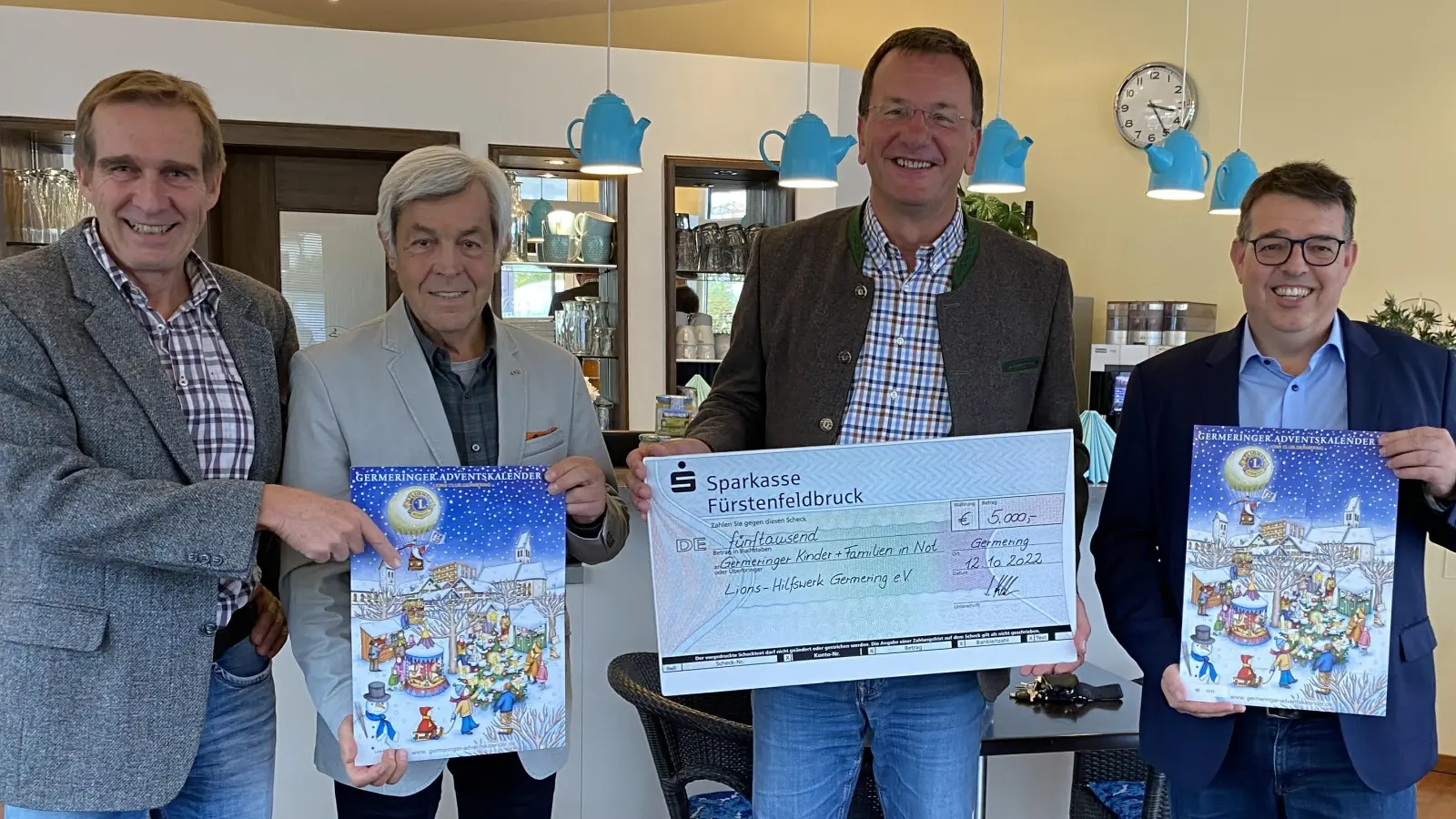 Freuen sich, dass es auch in diesem Jahr wieder den Lions Adventskalender gibt (von links): Michael Sigmund (Pressesprecher Lions Club Germering), Fred Burgstaller (Initiator des Lions Adventkalenders), Oberbürgermeister Andreas Haas sowie Stefan Hetsch (Präsident des Lions Club Germering).  (Foto: Sigmund)