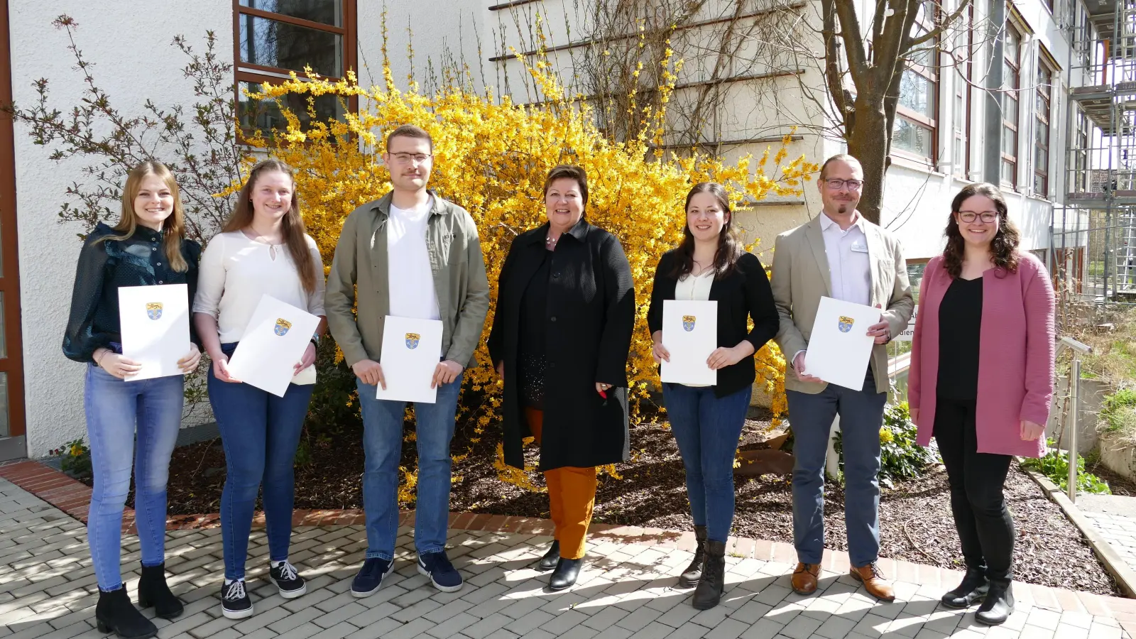 Trafen sich zur Übergabe der Zeugnisse (von links): Jana Holze, Lisa Schmid, Patrick Hoffmann, Landrätin Andrea Jochner-Weiß, Anna Zimmermann, Johannes Kamperschroer und Ausbildungsbeauftragte Verena Steidl. (Foto: LRA)