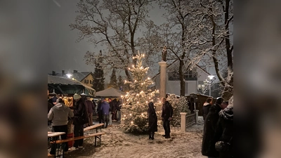 „Der Christkindlmarkt war unser Highlight des Jahres”, sagte Karina Kalkühler vom Martinsrieder Christkindlmarkt e.V. Im Namen des Vorstands dankte sie den 50 Ehrenamtlichen, die sich ums große Repertoire von Geschenken und Leckereien kümmerten. (Foto: Kalkühler)