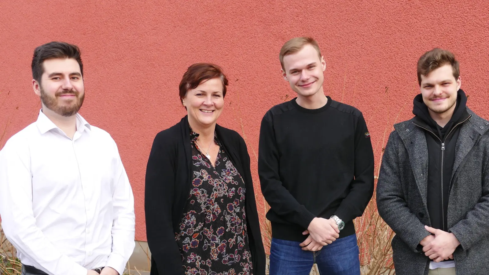 Dem neuen Vorsitzenden der Jungen Union Neuried, Alexander Löher, (2. von rechts) gratulierten sein Vorgänger Sebastian Lehndorfer (rechts), die CSU-Ortsvorsitzende Marianne Hellhuber und der stellvertretende JU-Kreisvorsitzende Lukas Jochum. (Foto: Peter Kellner/JU Neuried )