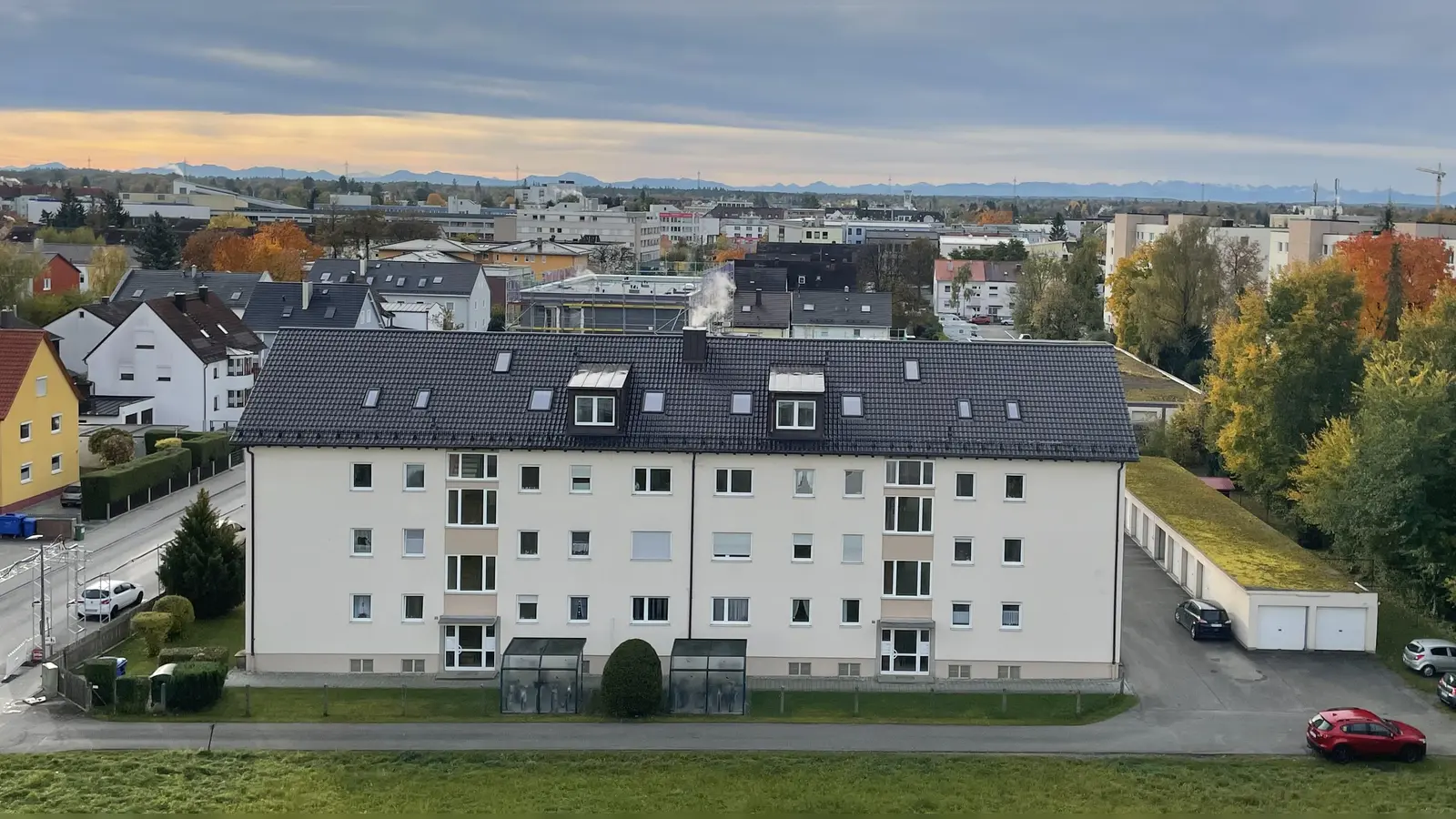 Bei entsprechendem Wetter kann man vom Germeringer Rathaus aus am Horizont die Alpenkulisse erkennen. (Foto: pst)