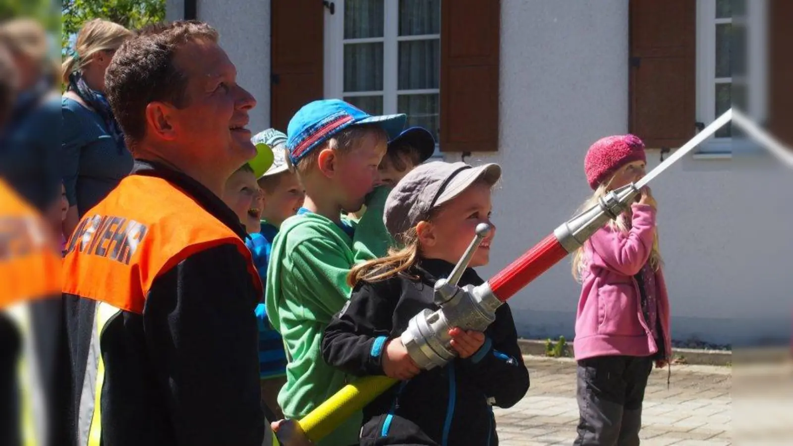 Die Kinder des Waldkindergartens Starnberg waren zu Besuch bei der Feuerwehr Hanfeld und durften sich einmal selbst im Löschen versuchen. (Foto: Waldkindergarten Starnberg)