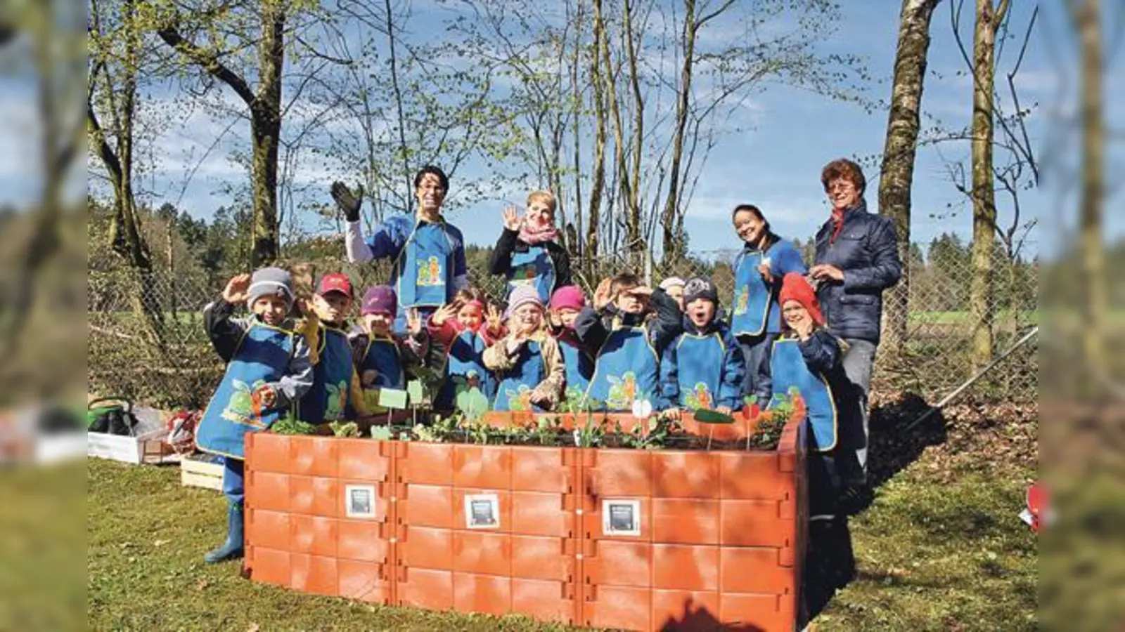 Eifrig buddelten, pflanzten und gossen die Kinder im neuen Hochbeet.  (Foto: BRK)