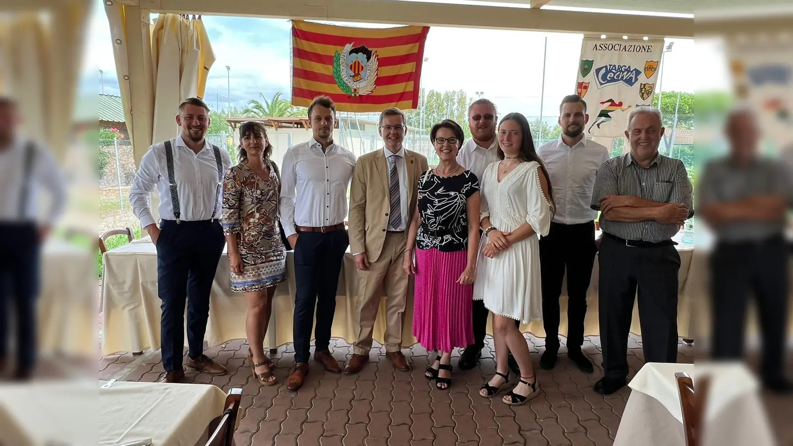 Die Gilchinger Delegation besuchte das Targa Fest in Cecina: v.l. Andreas Fenz, Carmen Alvino, Johannes Götz, Manfred Walter, Karin Keil, Thomas Haidt, Laura Skokanitsch, Stefan Kail und Jakob Promoli.<br> (Foto: Verein)