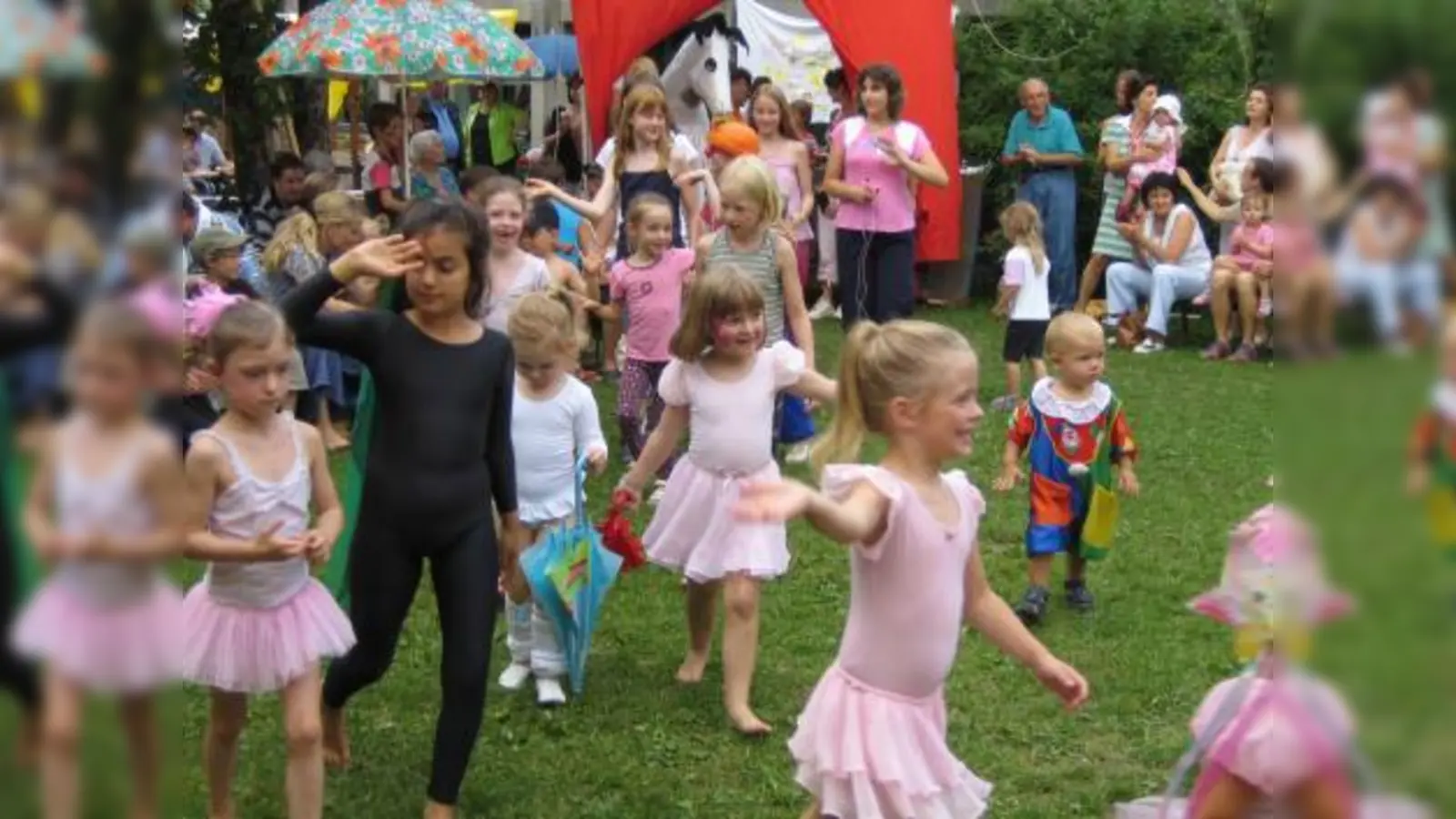 Kleine und große Stars in der Zirkusmanege. Die Begeisterung für den Zirkus „ULI” ist ungebrochen. (Foto: Rotter)