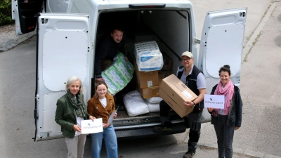 Hilfstransport für die Ukraine (von links): Akademiedirektorin Ursula Münch und die Mitarbeiterinnen und Mitarbeiter Iryna Bielefeld, Steffen Lehmann, Christoph Glasbrenner und Giulia Mennillo packen die Hilsgüter in den Transporter. (Foto: APB Tutzing)