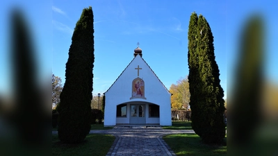 In kräftigen Farben: Das Gemälde über dem Eingang der Aussegnungshalle an der Allinger Kirche Mariae Geburt ist fachmännisch restauriert worden.  (Foto: Gemeinde Alling)