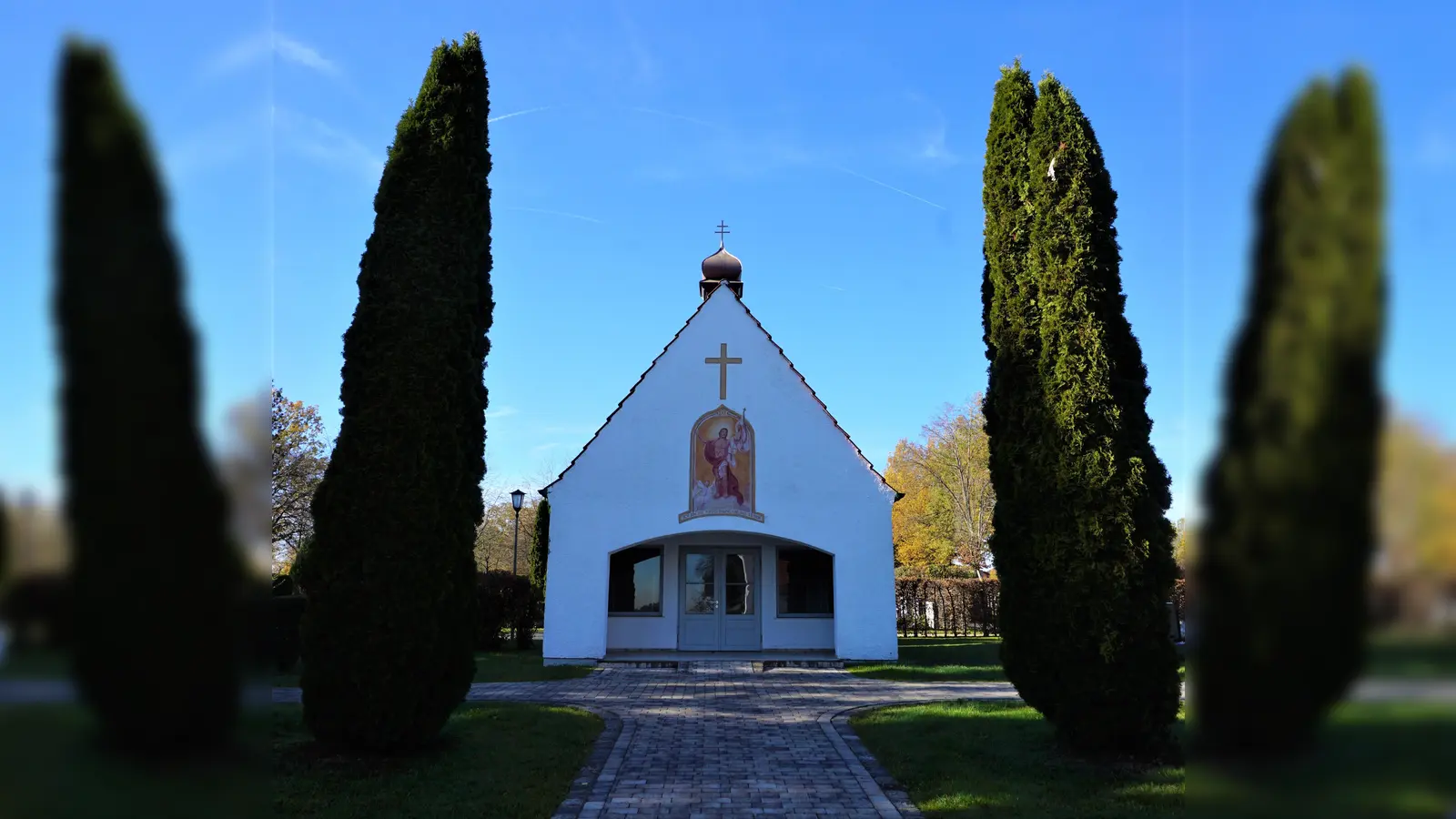 In kräftigen Farben: Das Gemälde über dem Eingang der Aussegnungshalle an der Allinger Kirche Mariae Geburt ist fachmännisch restauriert worden.  (Foto: Gemeinde Alling)