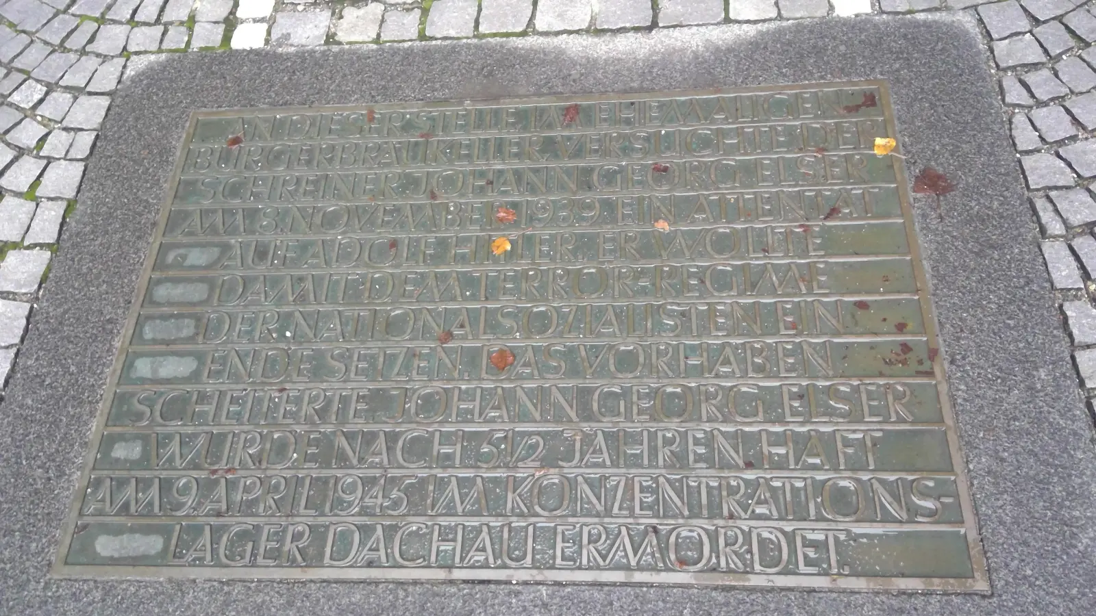 Die Gedenkplatte zum Hitler-Attentat durch Georg Elser am 8. November 1938 im Bürgerbräukeller, wo heute das GEMA-Gebäude am Gasteig steht. Der Widerstandskämpfer soll künftig prominenter gewürdigt werden. (Foto: bs)