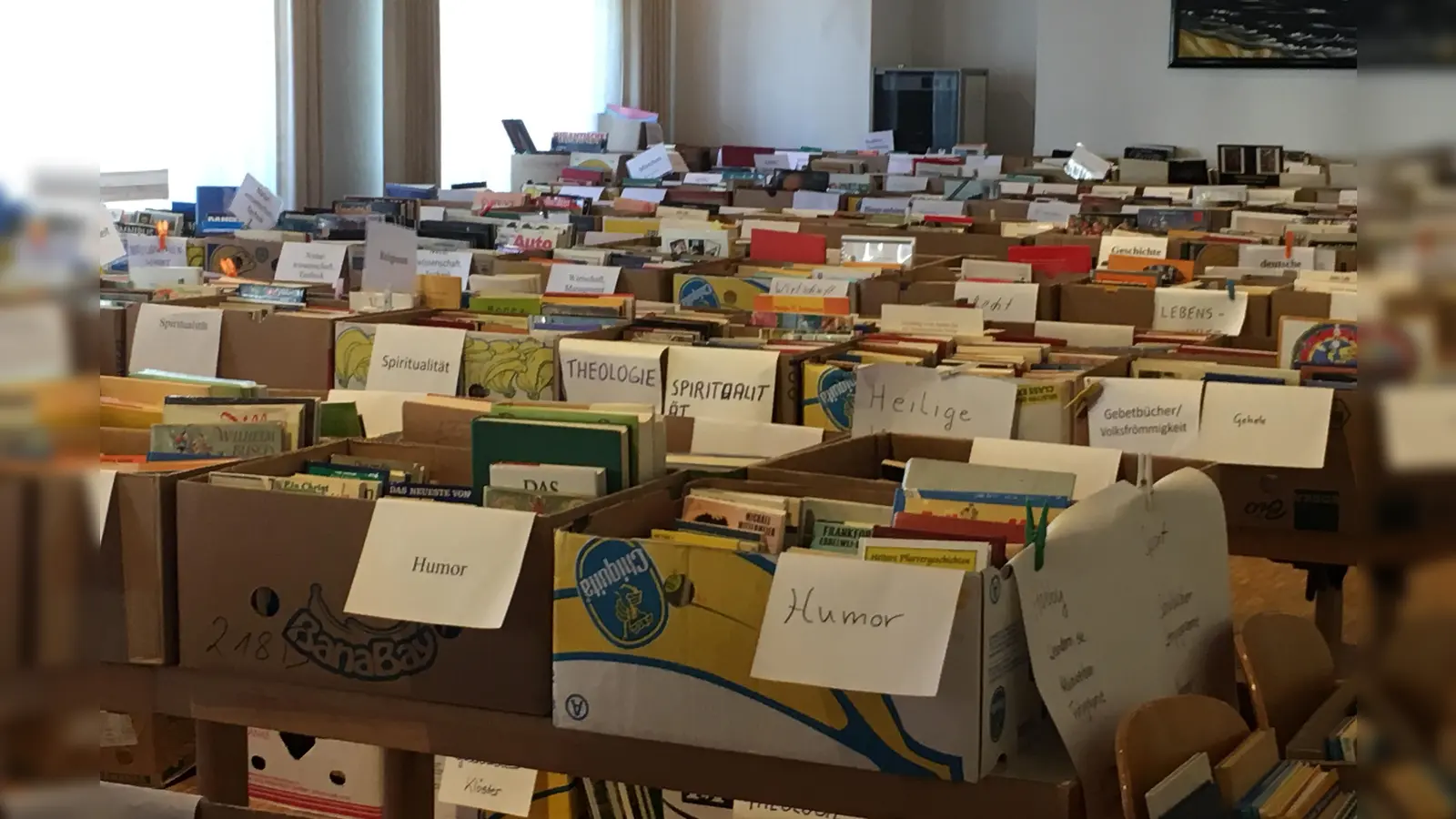 Die Erlöse aus dem großen Bücherflohmarkt von St. Philippus gehen alljährlich an einen guten Zweck. (Foto: Marianne Kirsch)