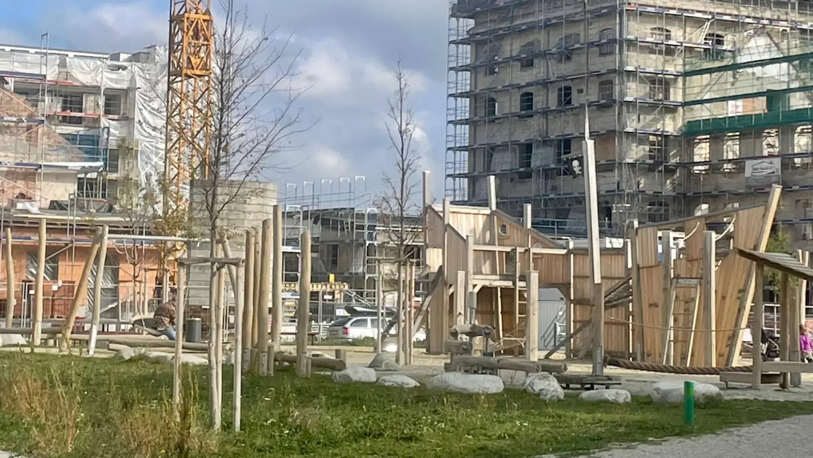 Der große Spielplatz neben dem Kesselhaus ist mit vielen Geräten aus Holz ausgestattet. Beherrscht wird er von einem großen Piratenschiff. Dahinter wird noch gebaut, was derzeit auch tagsüber für einen ziemlichen Geräuschpegel sorgt. Kann es sein, dass durch die Anordnung der Gebäude ringsherum und die große Freifläche in der Mitte der Schall besonders weit getragen wird? (Foto: Brigitte Bothen)