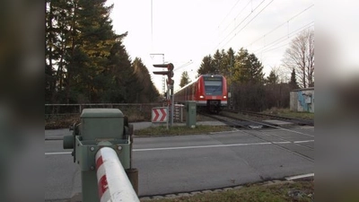 Links hinter den Bäumen schimmern hier am Bahnübergang Hellensteinstraße bereits die Häuser an der Lichtenfelser Straße hervor, die teilweise gerade mal 20 Meter vom Bahndamm entfernt sind. (Foto: Eva Schraft)