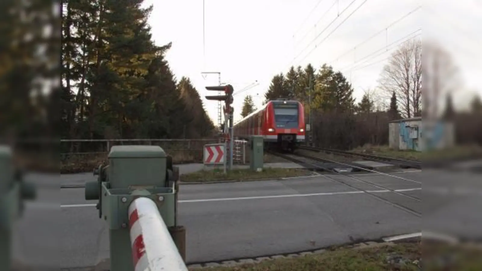 Links hinter den Bäumen schimmern hier am Bahnübergang Hellensteinstraße bereits die Häuser an der Lichtenfelser Straße hervor, die teilweise gerade mal 20 Meter vom Bahndamm entfernt sind. (Foto: Eva Schraft)