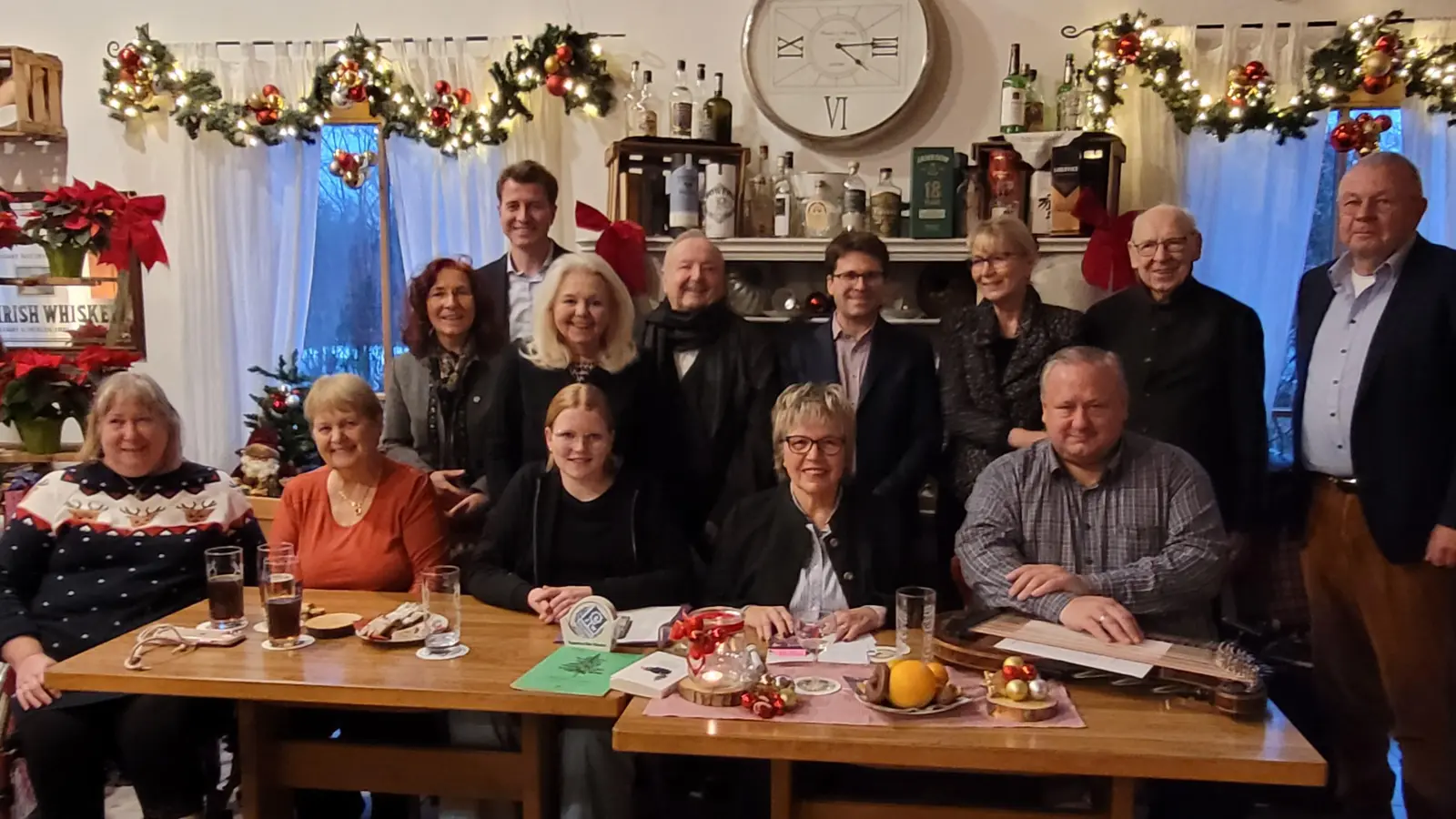 Trafen sich zur Weihnachtsfeier (1. Reihe v.l.): Ute Tippelt, Elke Berg, Laura Schmidt, Gertrud Schmidt-Podolsky und Robert Gasteiger sowie (2. Reihe v.l.) Marianne Klaffki, Klaus Berger, Christine Unzeitig, Horst Ullmann, Florian Hartmann, Gabriele Gerstl, Hartmut Baumgärtner und Thomas Höbel.  (Foto: Verein)