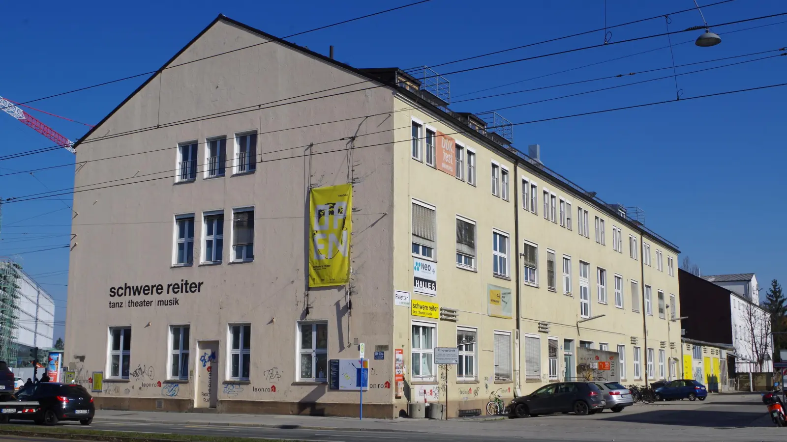 Im früheren „Schwere Reiter“ sowie dem dahinterliegenden „Haus 2“ auf der Fläche des Kreativlabors könnten ukrainische Flüchtlinge unterkommen, das regt der Bezirksausschuss Neuhausen-Nymphenburg an. (Foto: Beatrix Köber)