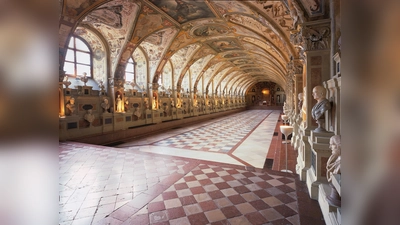 Wie ein Labyrinth muten die vielen Säle und Gänge der Residenz an, hier das Antiquarium in einer Schrägansicht Richtung Südosten. (Foto:  © Bay. Schlösserverw., Ulrich Pfeuffer)