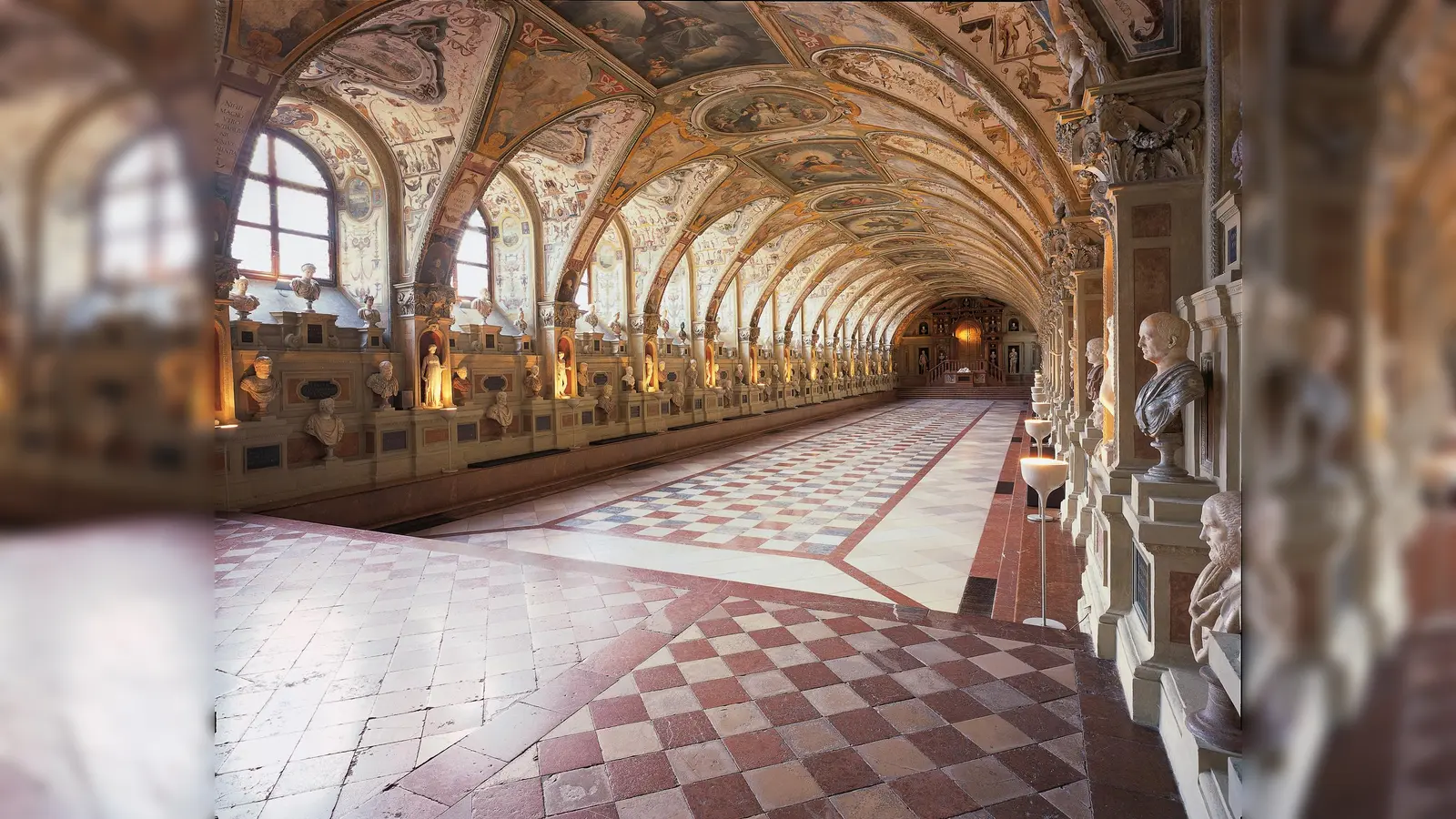 Wie ein Labyrinth muten die vielen Säle und Gänge der Residenz an, hier das Antiquarium in einer Schrägansicht Richtung Südosten. (Foto:  © Bay. Schlösserverw., Ulrich Pfeuffer)