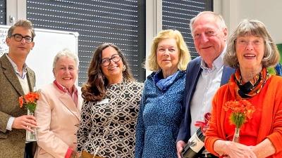 Der neugewählte Vorstand des Kulturforums München-West (v.l.): Raoul Koether, Monika Putschögl, Carola Kacybora, Gredel Warbeck, Klaus Herber und Angela Scheibe-Jaeger.  (Foto: Stefan Aschenbrenner)