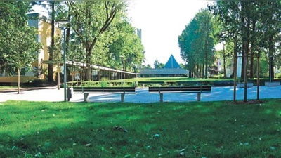 Der Brunnenplatz in der Siedlung am Lerchenauer See.  (Foto: VA)