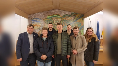 Die Vertreterinnen und Vertreter der Jungbauern im Landkreis Dachau mit Landrat Stefan Löwl (links). (Foto: Landratsamt Dachau)