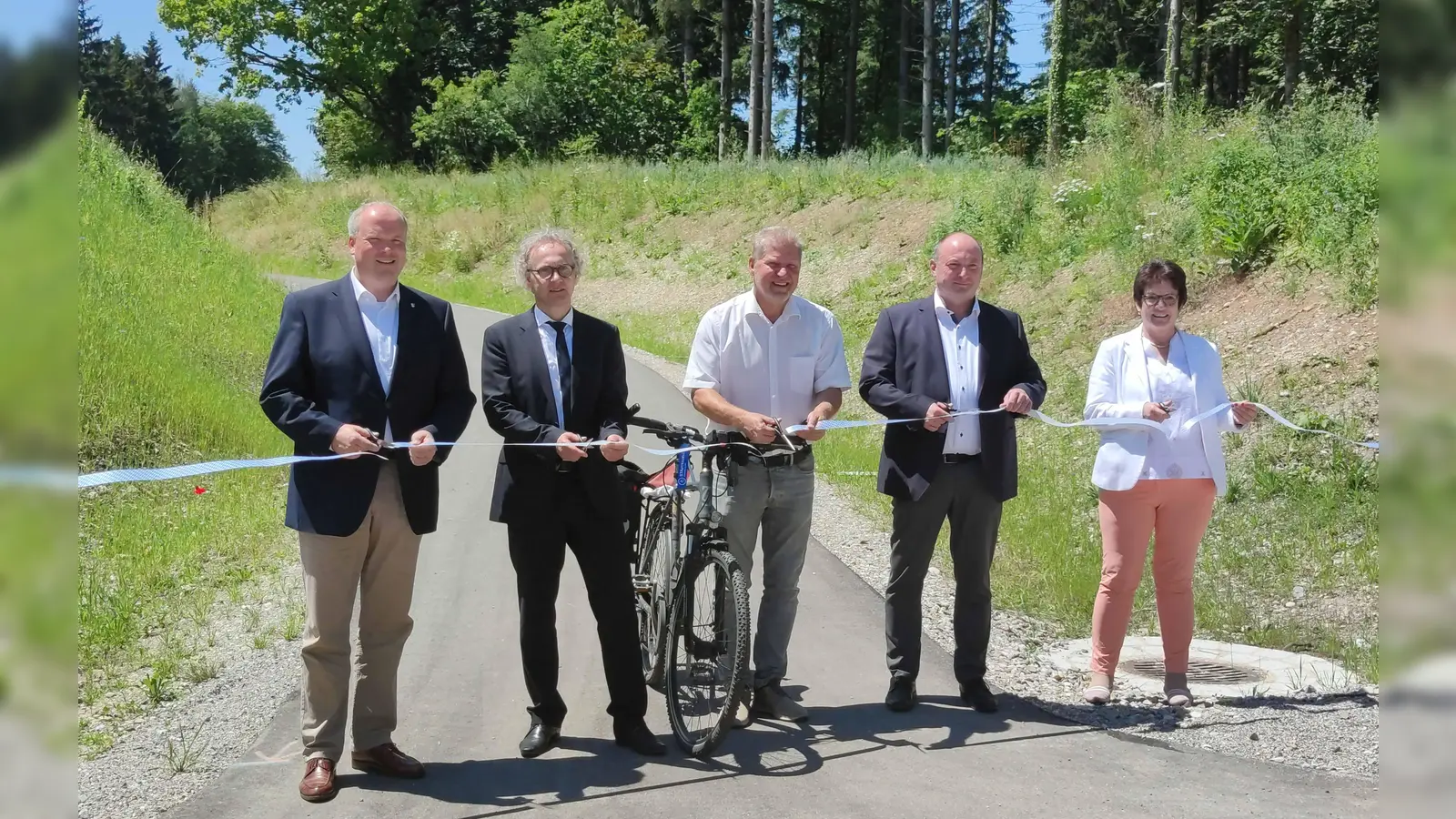 Gaben den Geh- und Radweg gemeinsam offiziell frei (von links): Landrat <br>Christoph Göbel, Dr. Josef Rott (Abteilungsleiter Vernetzte Mobilität und ÖPNV <br>im Bayerischen Verkehrsministerium), Neurieds Erster Bürgermeister Harald <br>Zipfel, Georg Scheitz (Stellvertreter von Landrat Stefan Frey) sowie <br>Gautings Erste Bürgermeisterin Dr. Brigitte Kössinger.  (Foto: LRA)