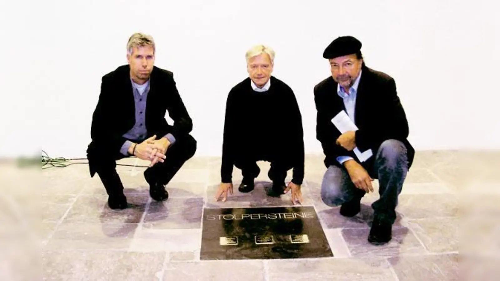 Andreas Heusler vom Stadtarchiv, Reiner Bernstein von der Initiative Stolpersteine e.V. und der ehemalige BA-Vorsitzende Klaus Bäumler vor den Stolpersteinen im Kunstpavillon (v.l.).	 (Foto: js)