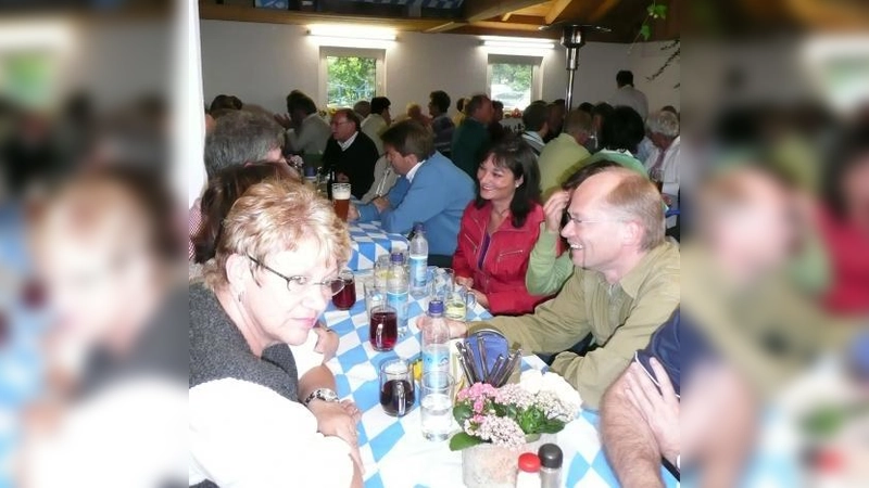 Zahlreiche Gäste besuchten das dritte Weinfest der CSU Karlsfeld. (Foto: pi)