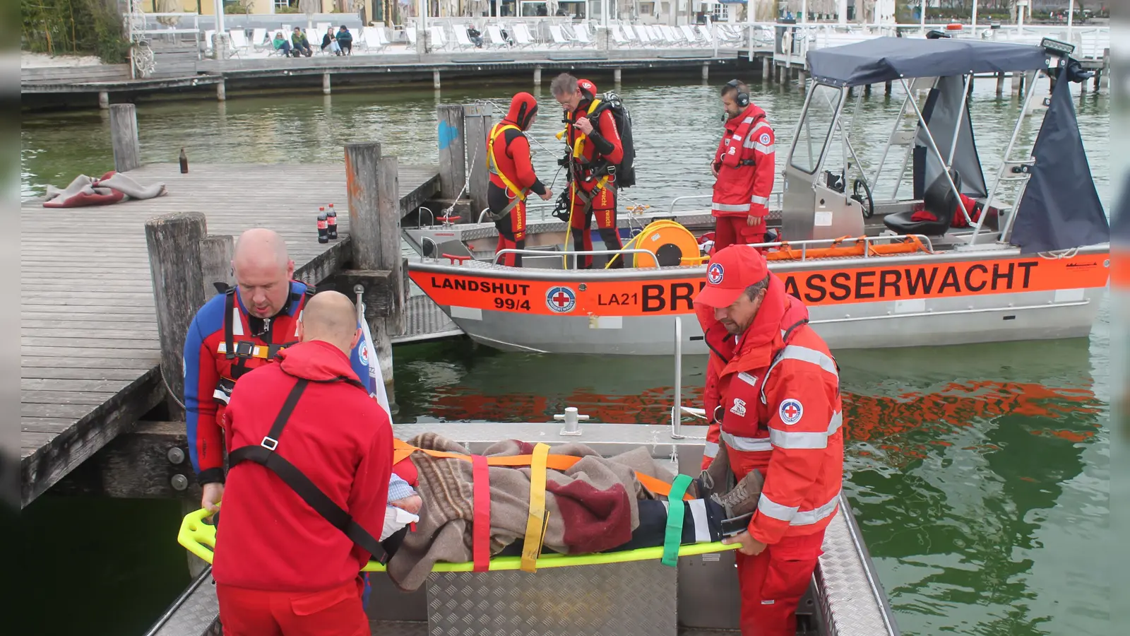 Während ein Patient auf das Boot der Wasserwacht gebracht wird (vorderes Boot) , bereiten sich die Wasserwachtler auf einem weiteren Boot für einen Tauchgang vor. (Foto: Wasserwacht Starnberg)