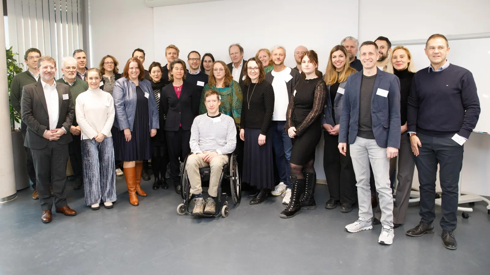 Die Teilnehmer der „CirCoFin”-Auftaktveranstaltung aus Lissabon, Kopenhagen, Schottland und München mit den beiden städtischen Referentinnen Christine Kugler, (10. v.l.) und Jacqueline Charlier (7.v.l.). (Foto: Tobias Foh/RKU)