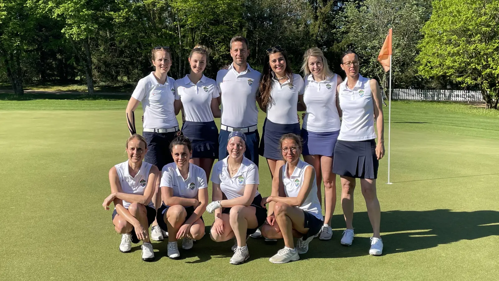 Die Damenmannschaft des Golfclubs Starnberg bestehend aus (hinten von links) Michele Holzwarth, Madeleine Orlowski, Louisa Weber, Marion Kurz und (vorne von links) Captain Angela Kurz, Ramona Zauner, Marie Isabell Becker sowie Dr. Denise Böhm gemeinsam mit ihrem Trainer (Max Baumgartner. (Foto: Golfclub Starnberg)