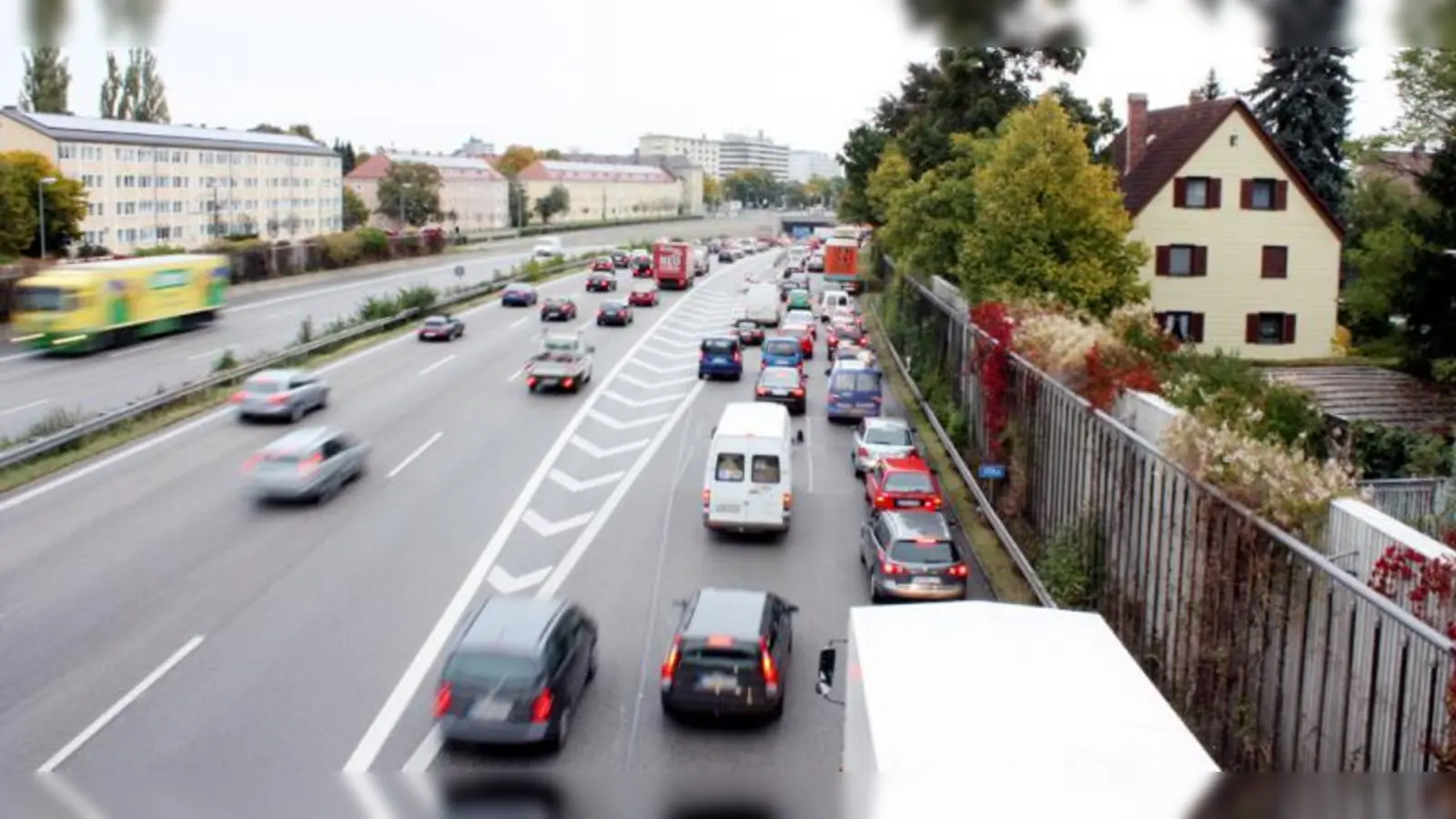 Auf der A 96 rollen die Autos dicht an den Wohnhäusern vorbei. (Foto: job)