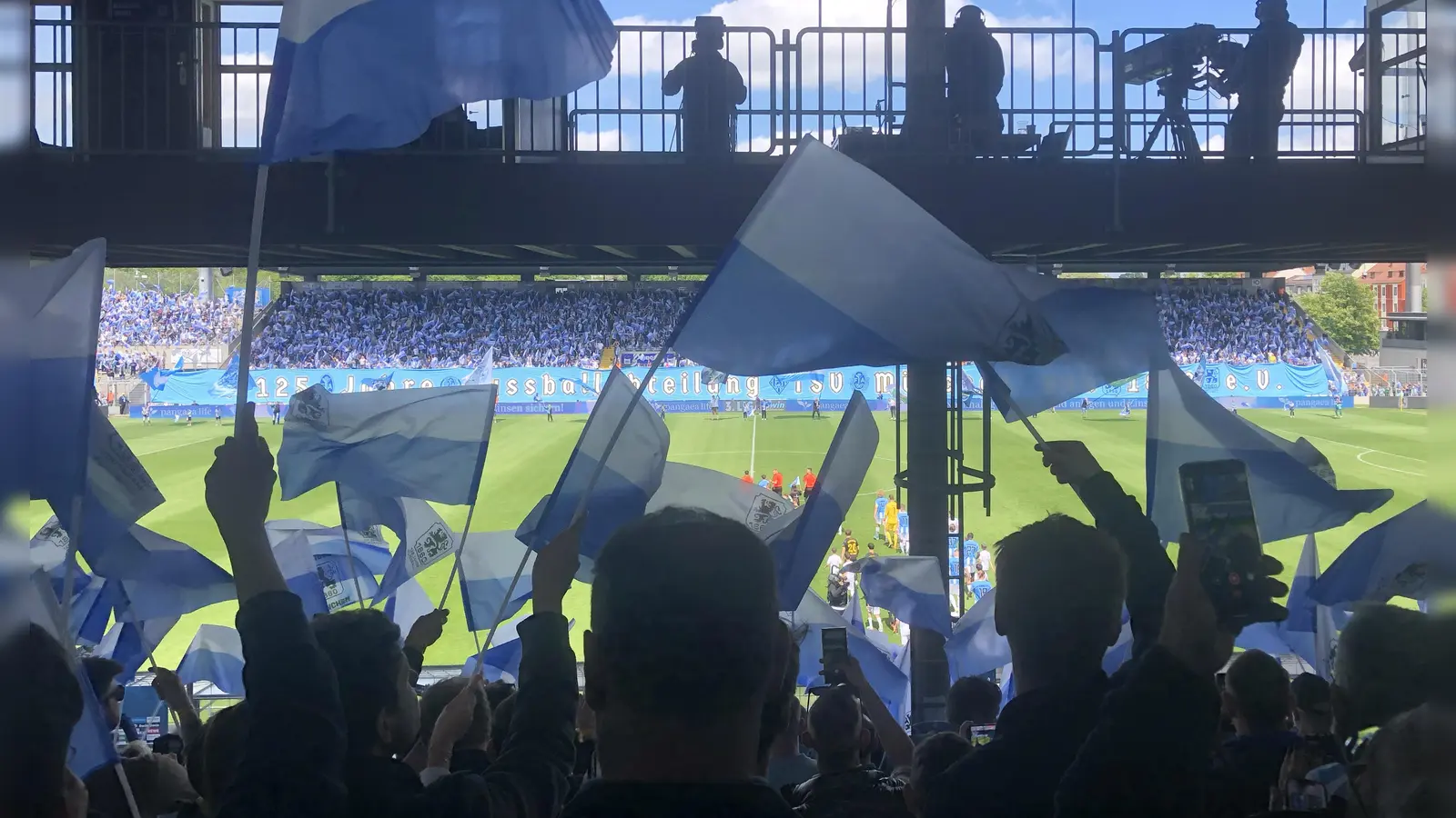 Volle Hütte: Drittliga-Fußball.  (Foto: A. Seeler)