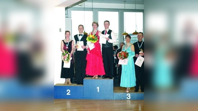 Die Bayerischen Meister aus Stockdorf: Astrid und Christoph Pollmann (Sieger der Klasse C II) und (l.), Ruthellen Lerche und Ivan Puovic (Sieger der Klasse D II und Vizemeister der Klasse C II). (Foto: pi)