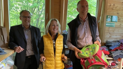 Bürgermeister Michael Sturm (v.l.) besichtigt die Kleiderkammer der Nachbarschaftshilfe. Die Helfer Doris Baase und Jörg Hohmann engagieren sich in der Ukrainehilfe. (Foto: Patrizia Steipe)